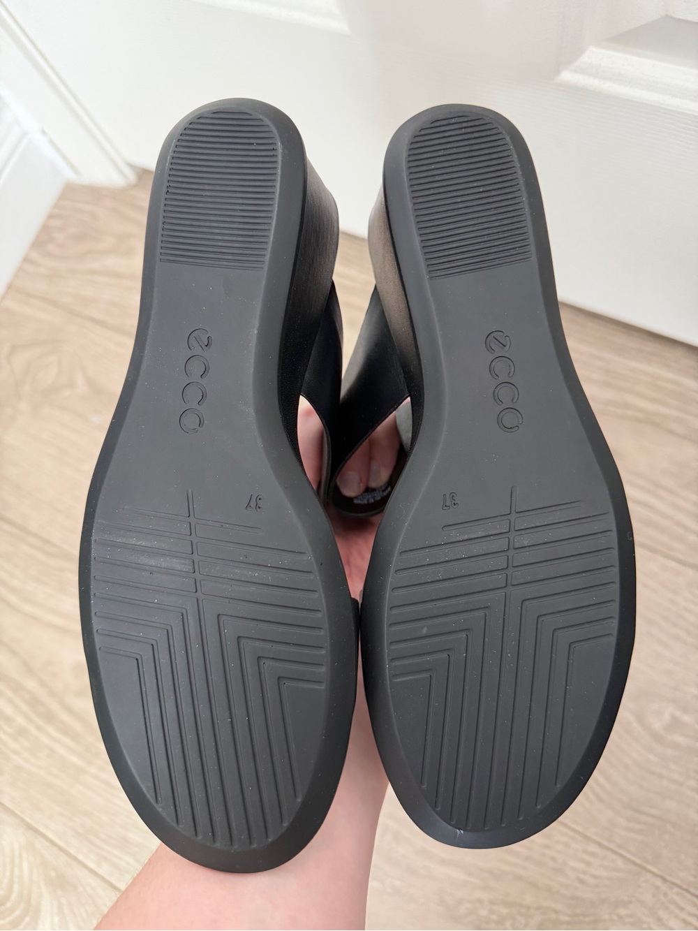 NWOT Ecco 37 Black Two-Strap Wedge Slide Sandals - Picture 4 of 4